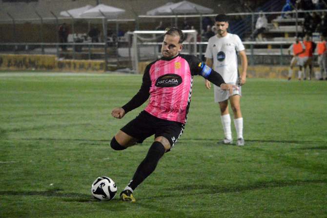 Bryan Curquejo lanza el penalti que le para Cholani (Foto: Juan Antonio Hernández)