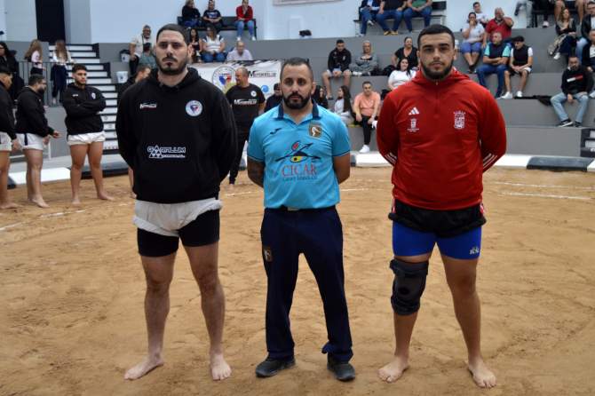 Capitanes y &aacute;rbitro (Foto: Juan Antonio Hern&aacute;ndez)