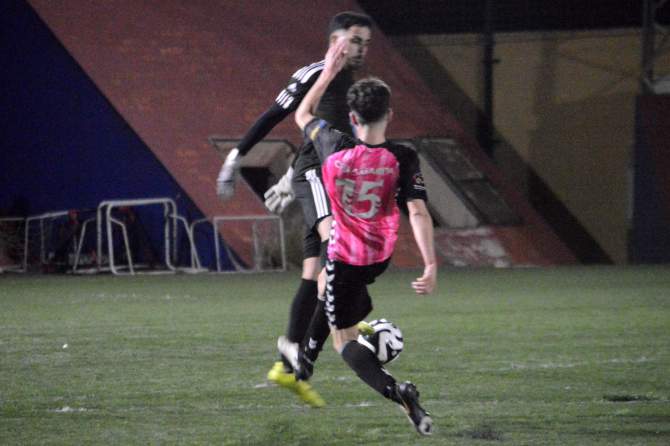Hugo Limiñana supera la mala salida de Cholani en la última jugada peligrosa del partido (Foto: Juan Antonio Hernández)
