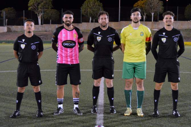 Capitanes y trio arbitral (Foto: Juan Antonio Hernández)