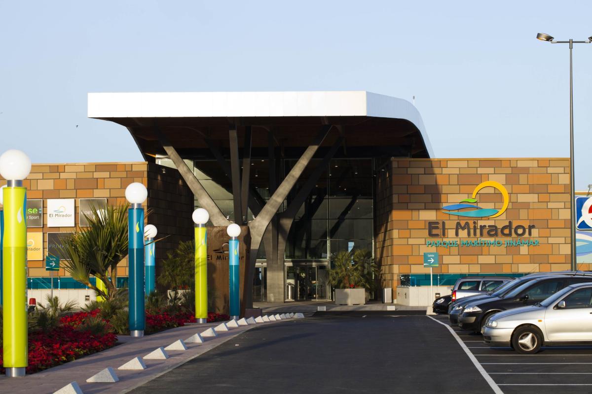 Una mujer atropella a un vigilante tras ser sorprendida por un presunto hurto en El Mirador