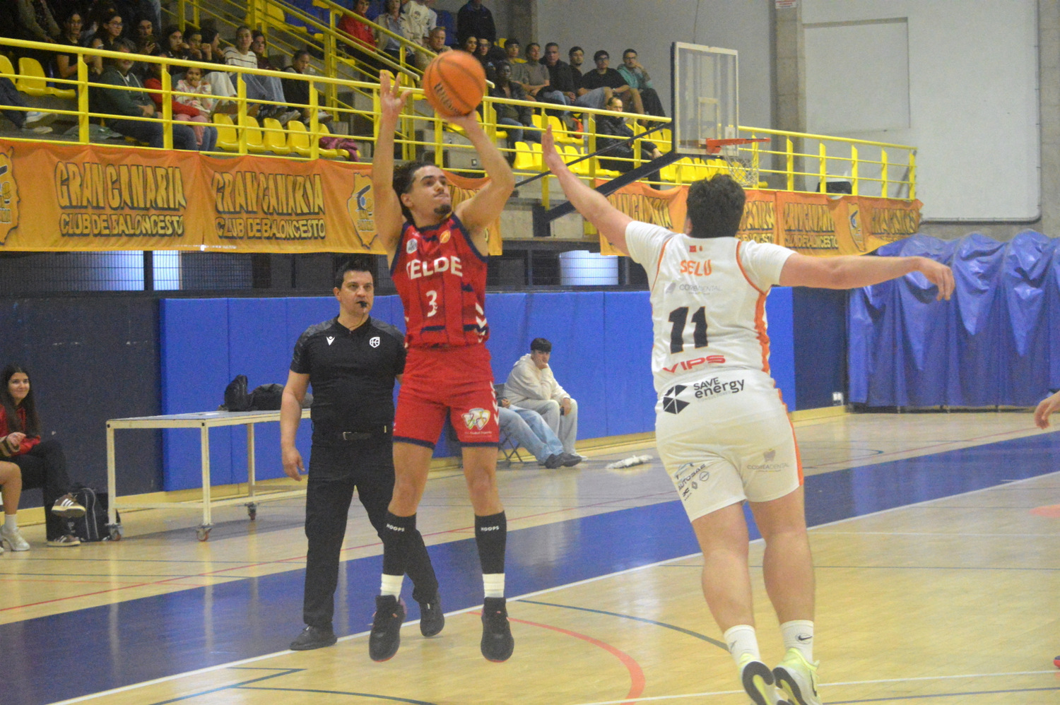 Ignacio Mencara lanza un triple ante el Grupo Egido Pintobasket (Foto: Juan Antonio Hern&aacute;ndez)