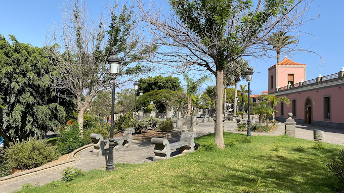 Una vecina busca un estuche de CDs extraviado en el parque de Arnao