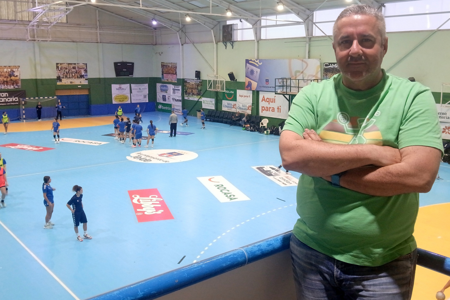 Yubal Moreno Ben&iacute;tez, posando junto a la escalera de acceso a la cancha del Antonio Moreno (Foto: Juan Antonio Hern&aacute;ndez)