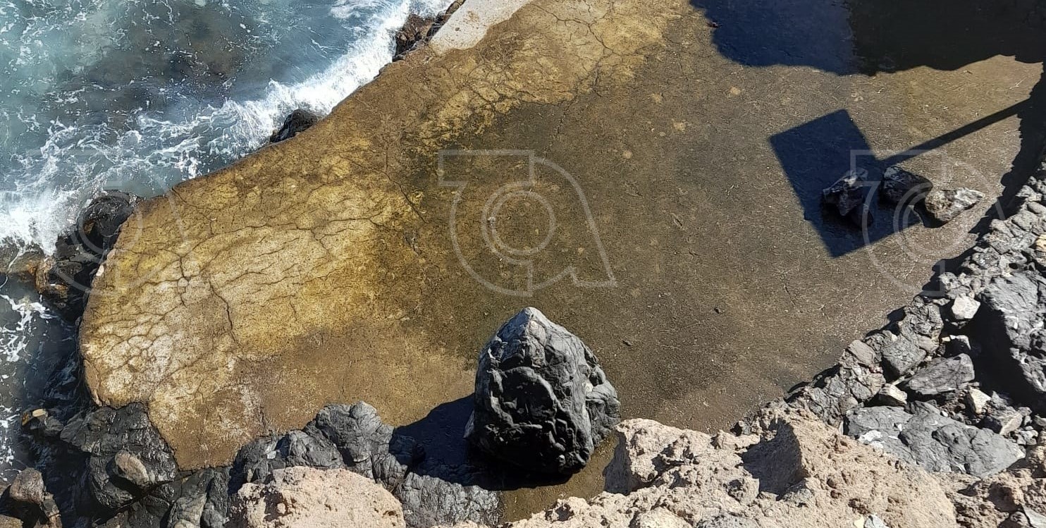 Una gran roca se desprende del talud y cae sobre el solario de la Charca de los P&eacute;rez, en Clavellinas