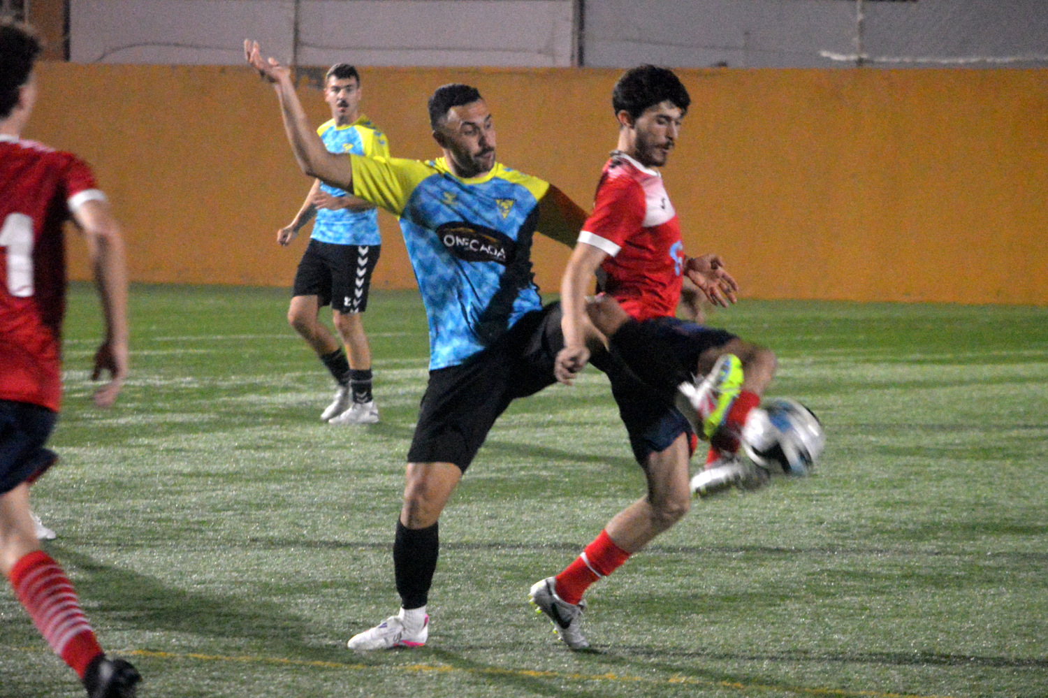 Imagen del derbi entre el CD Las Longueras y el CF La Garita (Foto: Juan Antonio Hern&aacute;ndez)