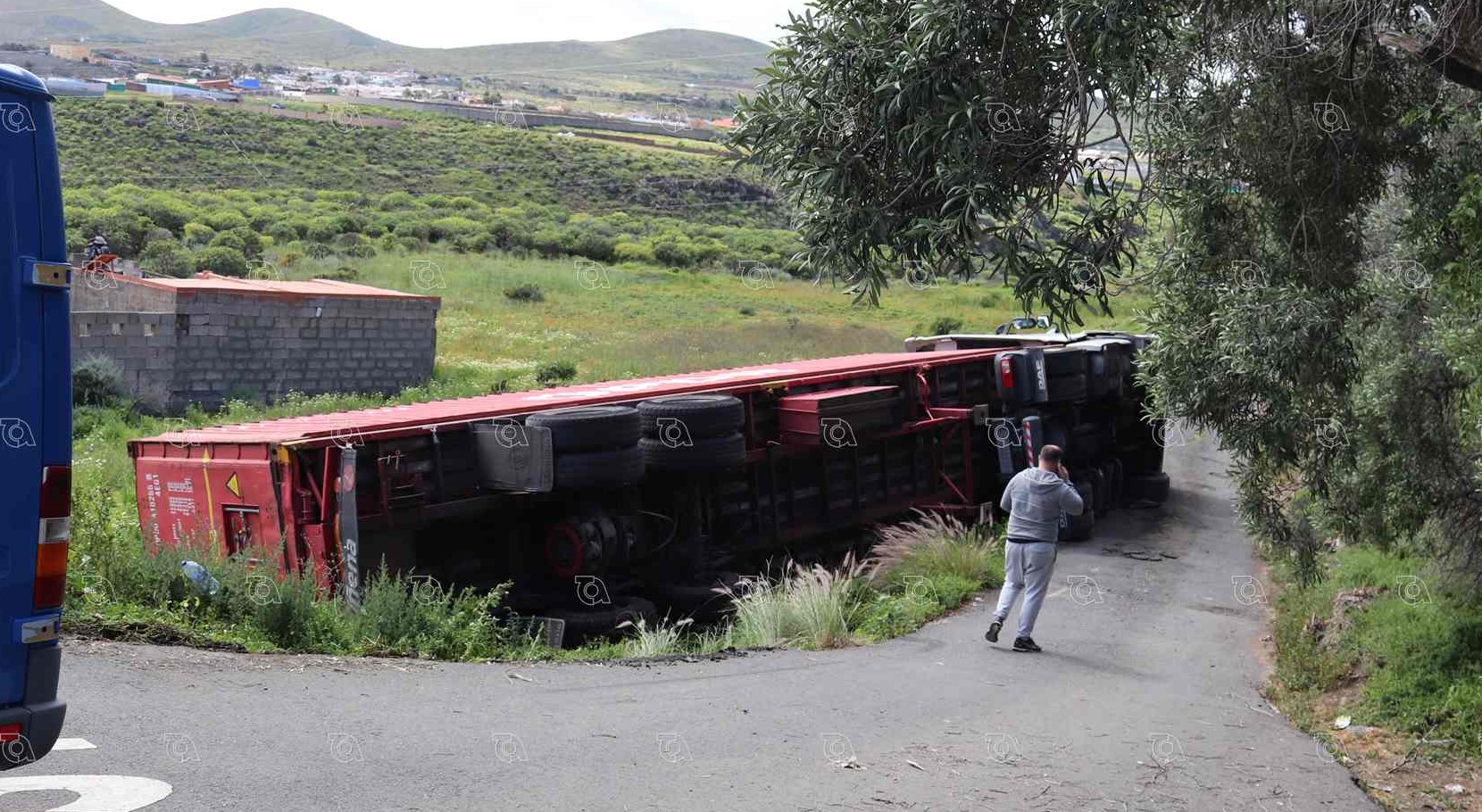 Vuelca un cami&oacute;n de 50 toneladas en Telde y su conductor resulta con policontusiones