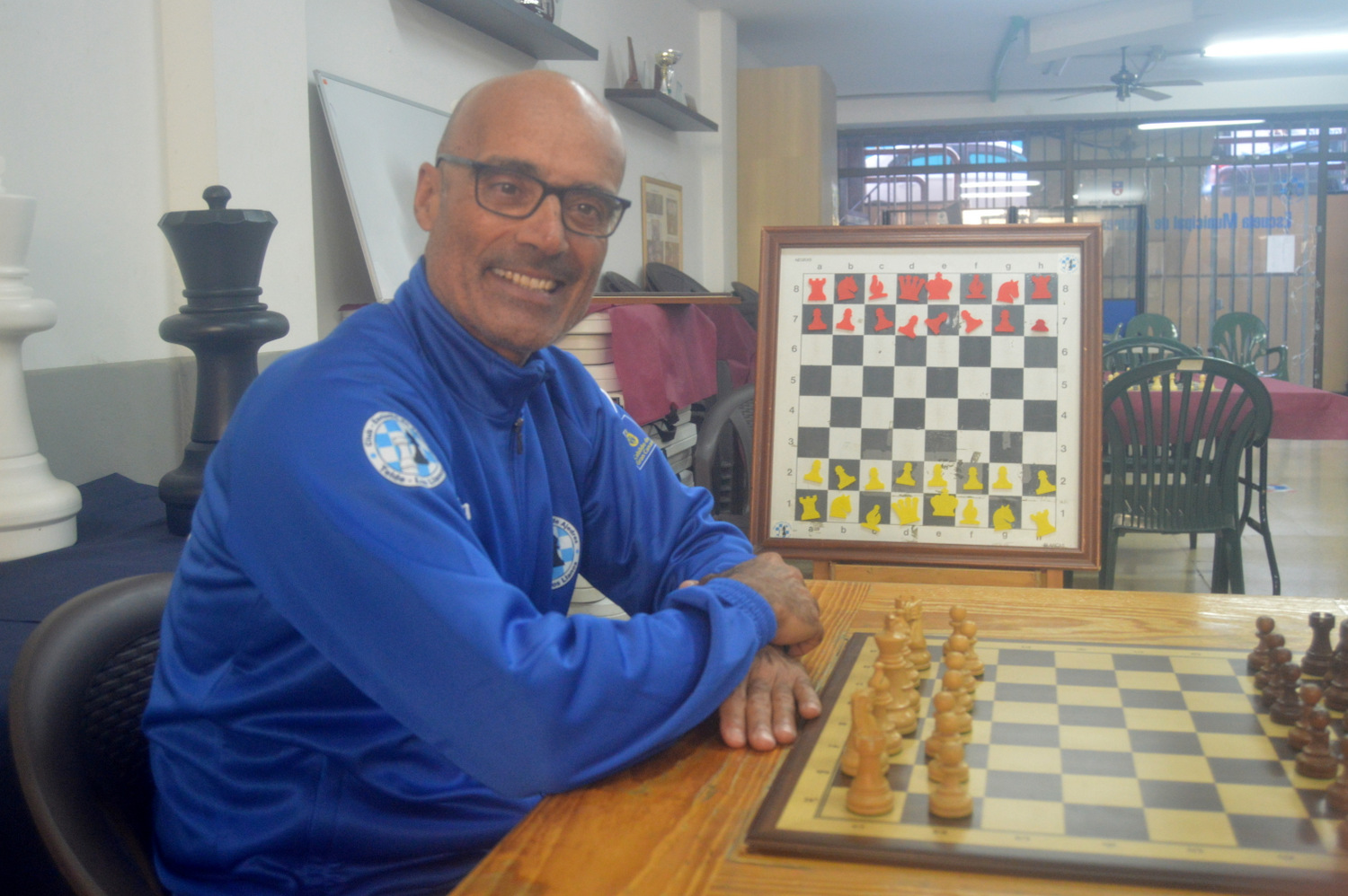 Antonio Ara&ntilde;a Herrera, entre dos tableros de ajedrez (Foto: Juan Antonio Hern&aacute;ndez)
