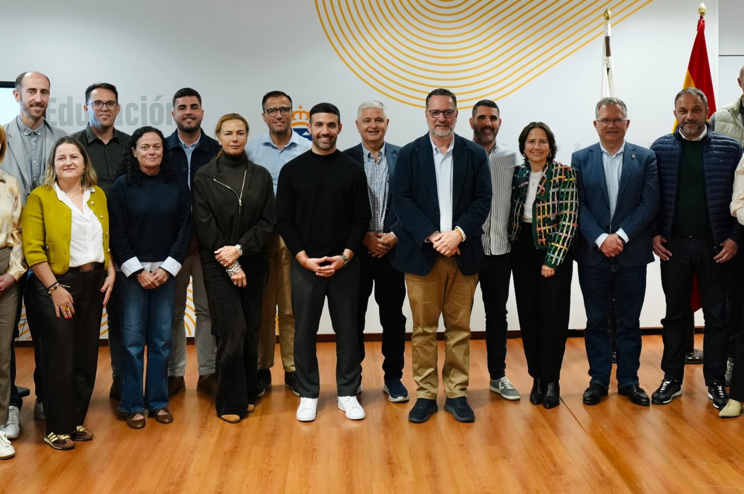 Foto de familia de los representantes, con Cristian Santana tercero por detr&aacute;s a la izquierda