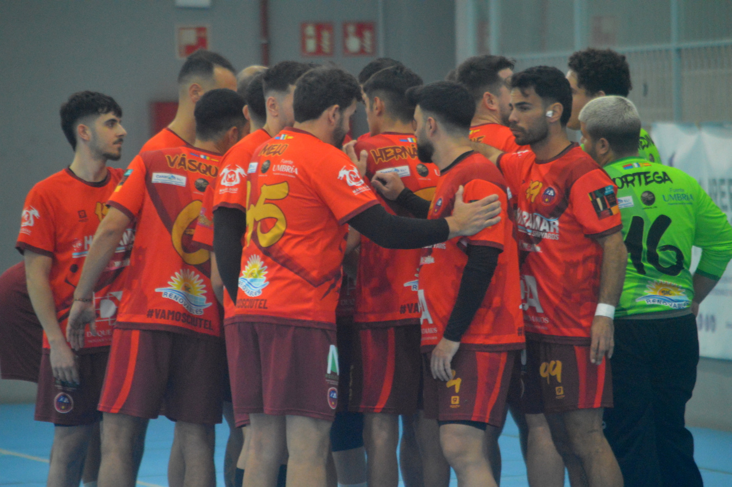 Pi&ntilde;a del UB Ciutel Ciudad de Telde ante el CB Arona Lecomar (Foto: Juan Antonio Hern&aacute;ndez)