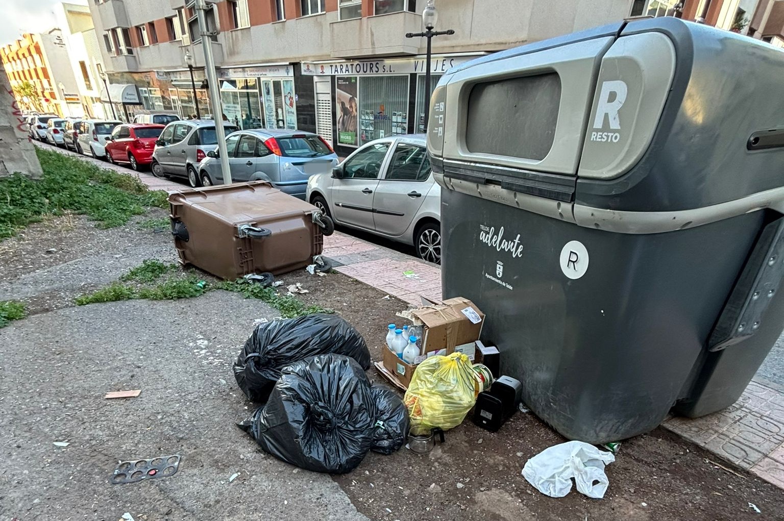 Basura fuera de los contenedores en San Gregorio (Foto: Nueva Canarias Telde)