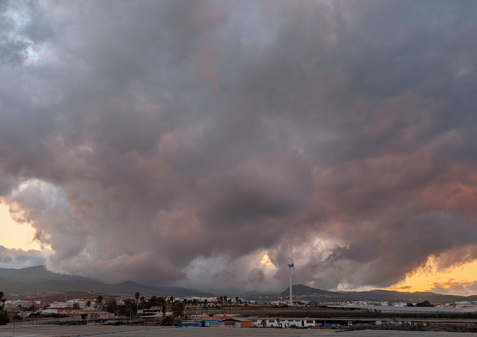 Ocaso con nubes colores borrasca Therese sobre Telde/Antonio Rico.