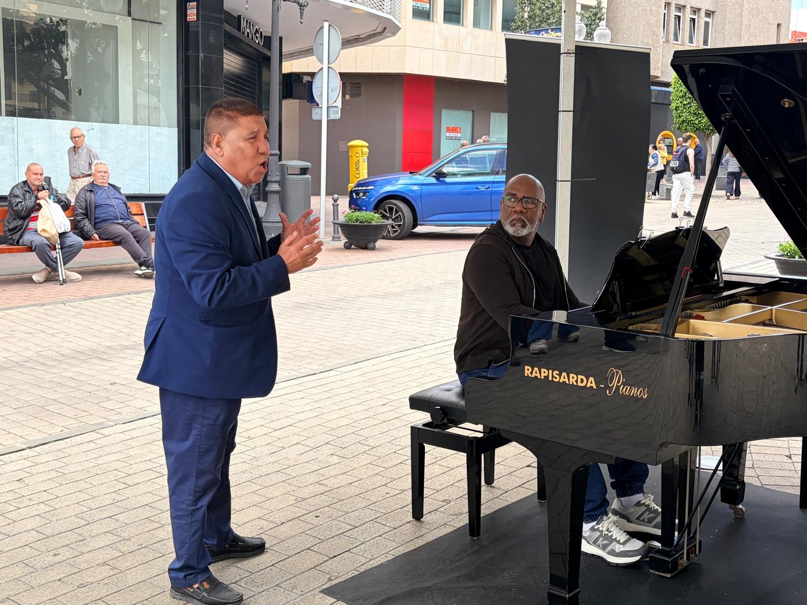 Telde pone el piano en la calle… y la música la puso la gente
