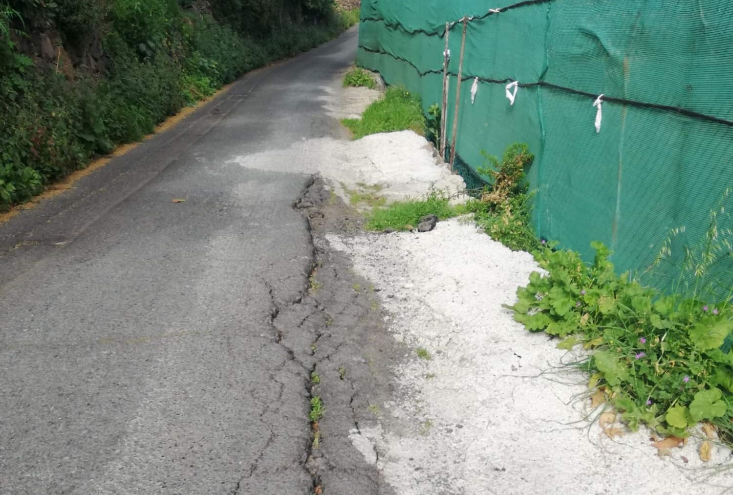 Vecinos de Tecén denuncian la aparición de grietas tras el paso de vehículos de grandes tonelajes