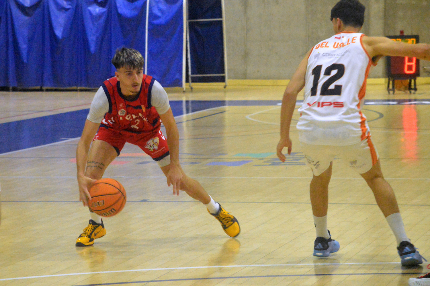 Partido del CB Telde contra el Grupo Egido Pintobasket. En la imagen, Pablo S&aacute;nchez encara a Marcos del Valle (Foto: Juan Antonio Hern&aacute;ndez)