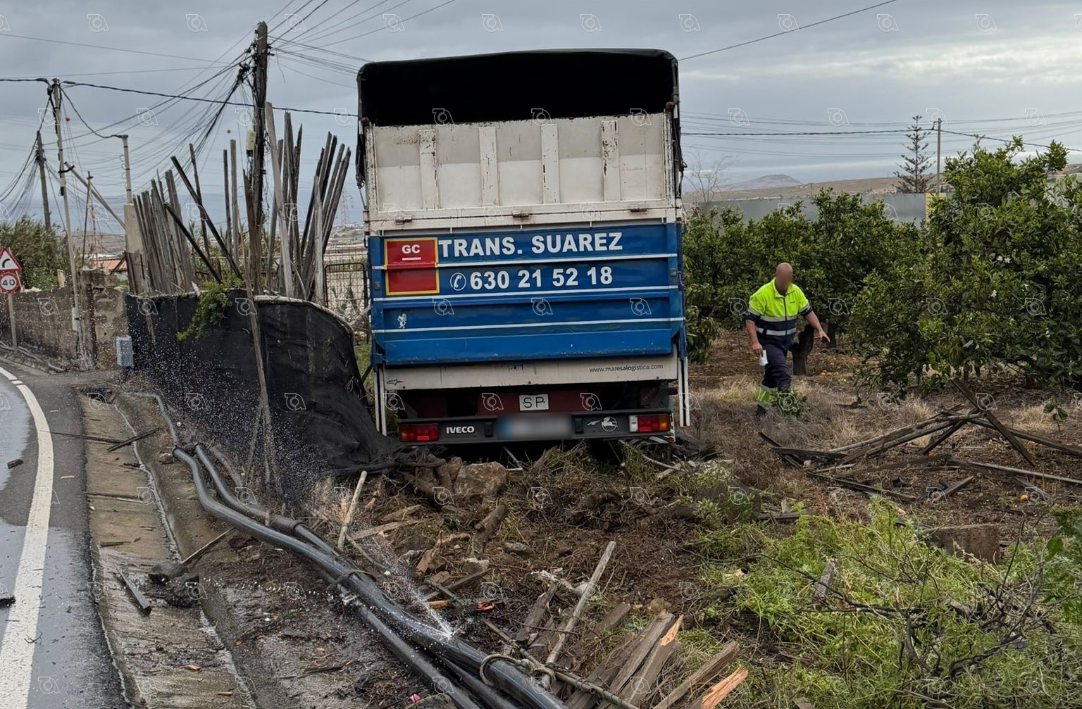 Un cami&oacute;n causa da&ntilde;os en una finca tras salirse de una v&iacute;a en Telde