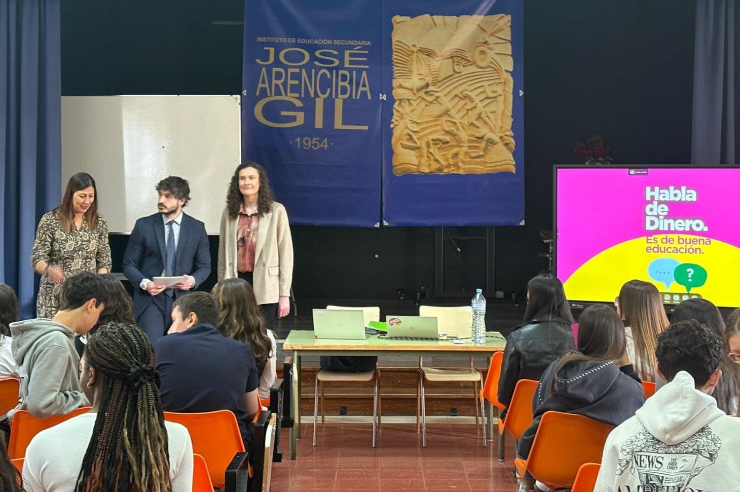 Jornada de Educaci&oacute;n financiera en el IES Jos&eacute; Arencibia Gil tras su victoria en el certamen nacional (Foto: Consejer&iacute;a de Educaci&oacute;n)