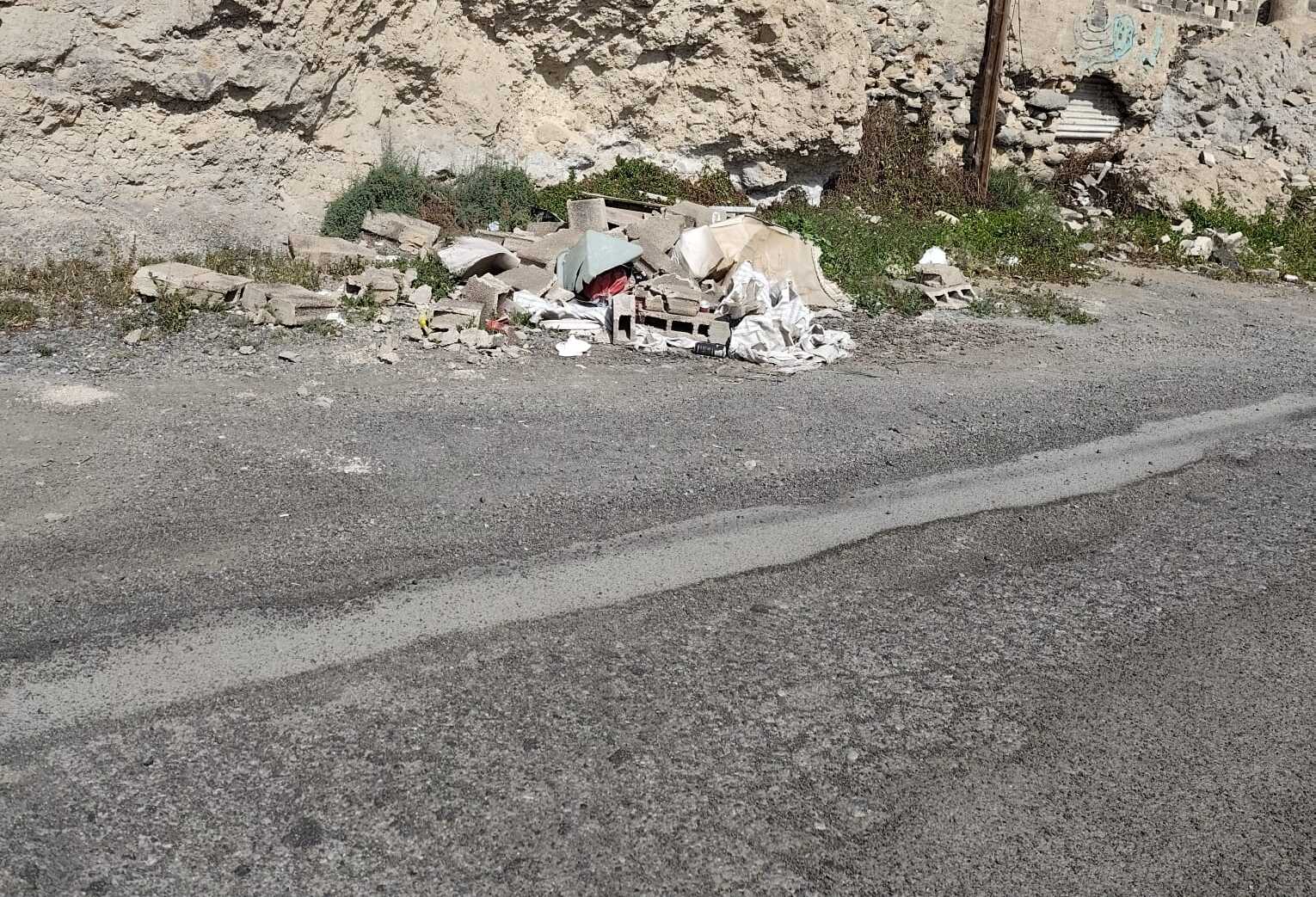 La basura y el incivismo desatan la indignación vecinal en La Majadilla