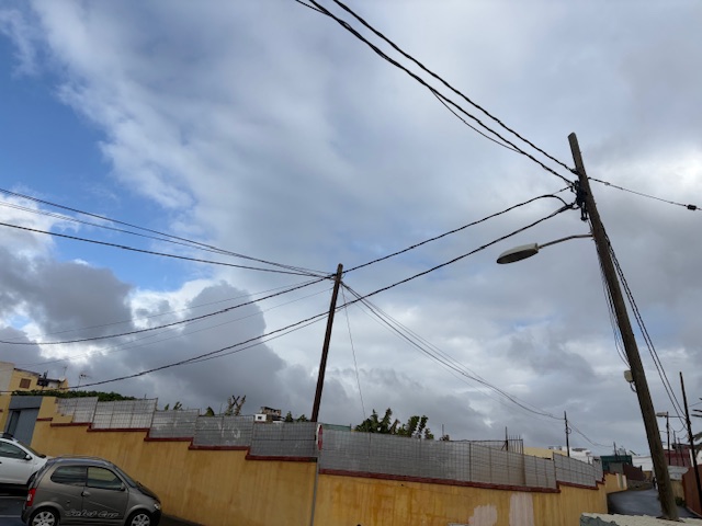 Las Tapias avisa del riesgo de caída de un poste eléctrico deteriorado en El Calero Alto