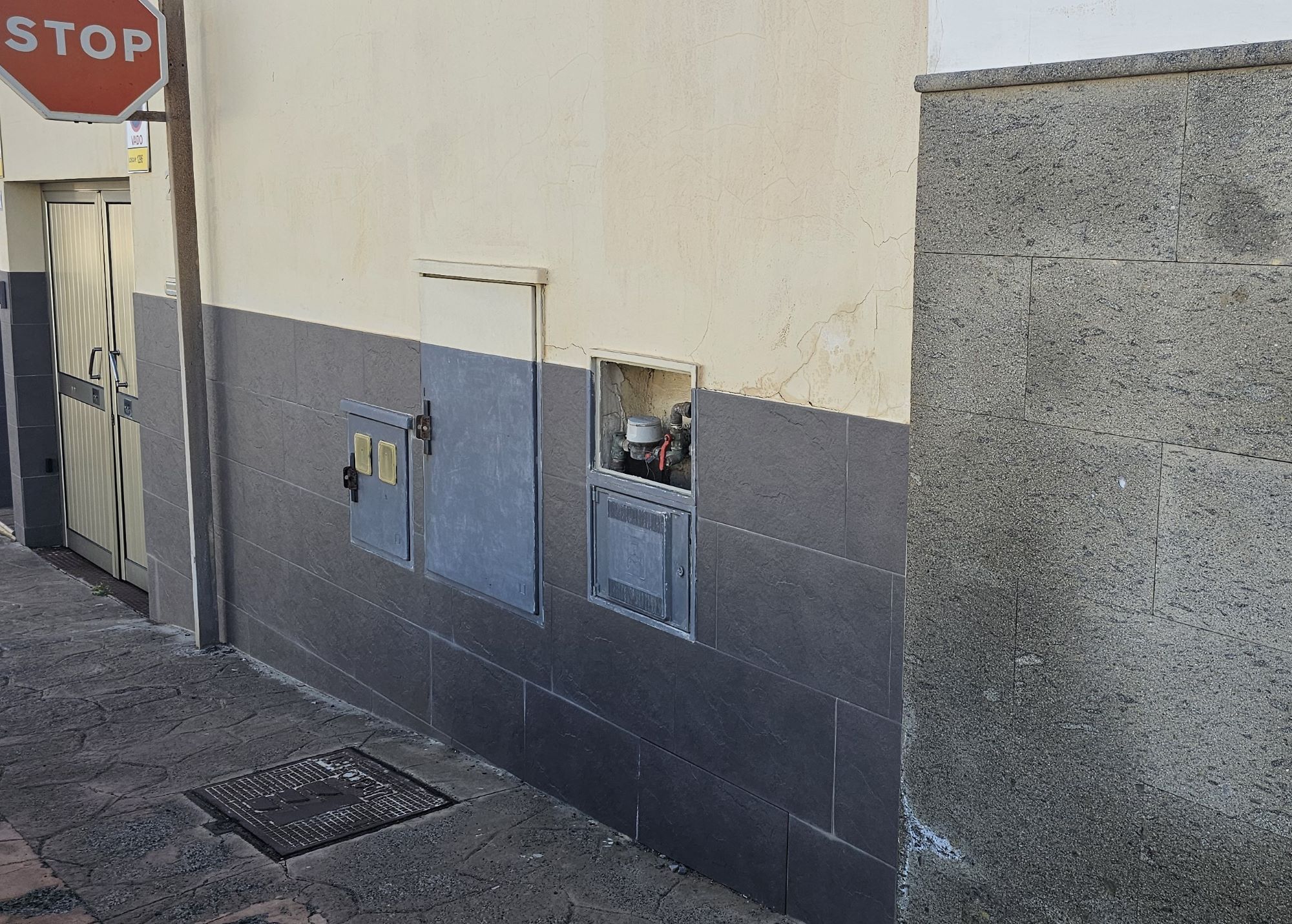 Dos años de reclamaciones por una tapa rota del contador