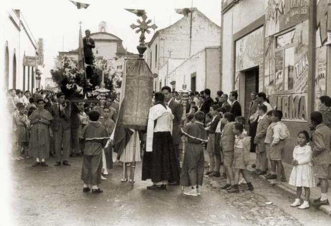 Imagen antigua de una procesi&oacute;n en Los Llanos de Telde/Archivo FEDAC.