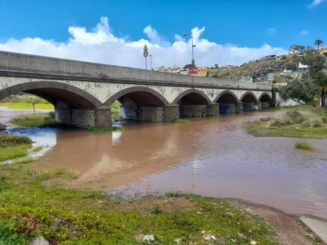 Telde pasa la madrugada en calma pese al temporal
