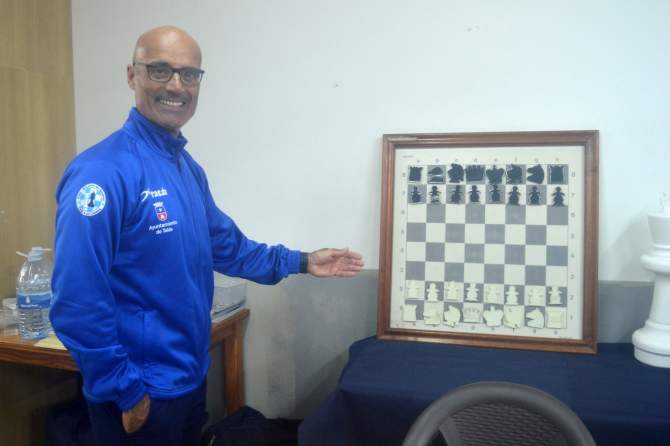 Antonio Araña Herrera, delante de un tablero de ajedrez (Foto: Juan Antonio Hernández)