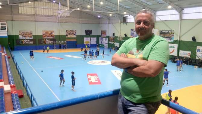 Yubal Moreno Ben&iacute;tez, posando junto a la escalera de acceso a la cancha del Antonio Moreno (Foto: Juan Antonio Hern&aacute;ndez)