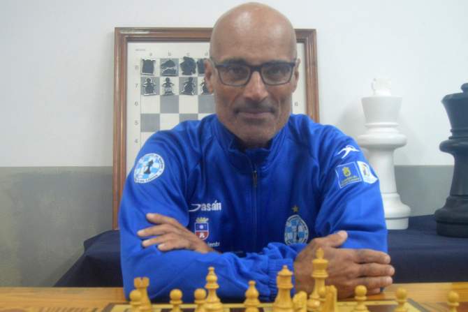 Antonio Araña, dispuesto para comenzar una partida de ajedrez (Foto: Juan Antonio Hernández)