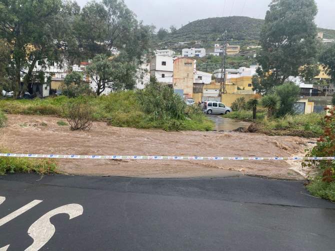 Telde cierra de nuevo tramos de la carretera de Tecén por el desbordamiento del barranco