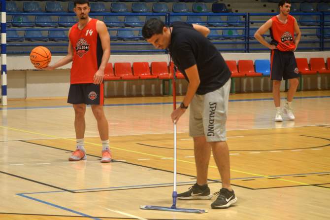 Tony Esparrag&oacute;n, entrenador del CB Telde, secando la pista con mopa (Foto: Juan Antonio Hern&aacute;ndez
