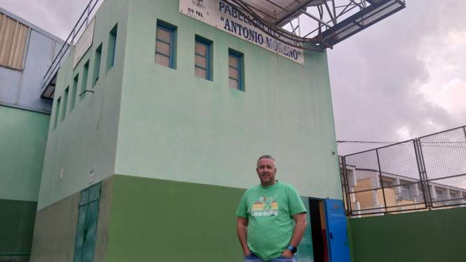 Yubal Moreno posa junto al pabell&oacute;n al que su padre da nombre (Foto: Juan Antonio Hern&aacute;ndez)