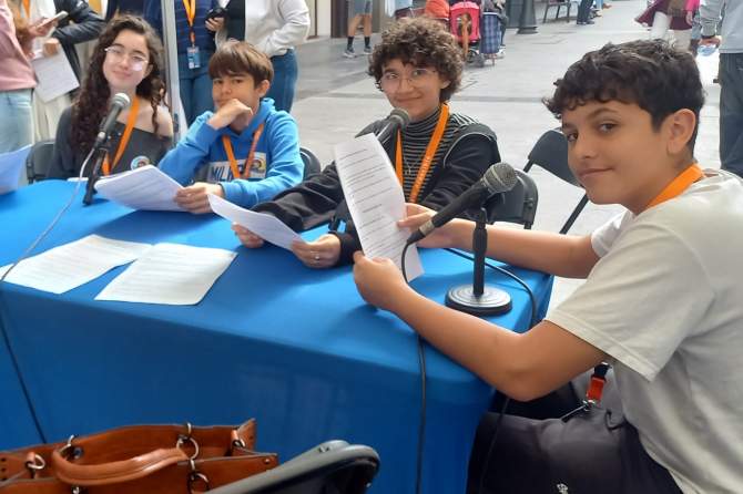 Los alumnos del IES Jos&eacute; Arencibia Gil grabaron un programa sobre productos de kil&oacute;metro cero (Foto cedida)