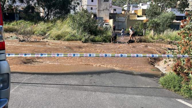 Telde cierra la carretera que cruza el Barranco de Tecén por  el aumento de caudal