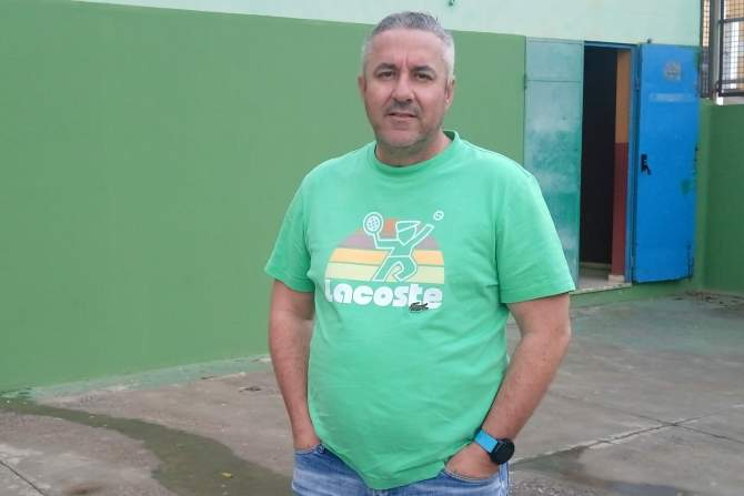 Yubal Moreno, en la entrada al pabell&oacute;n Antonio Moreno (Foto: Juan Antonio Hern&aacute;ndez)