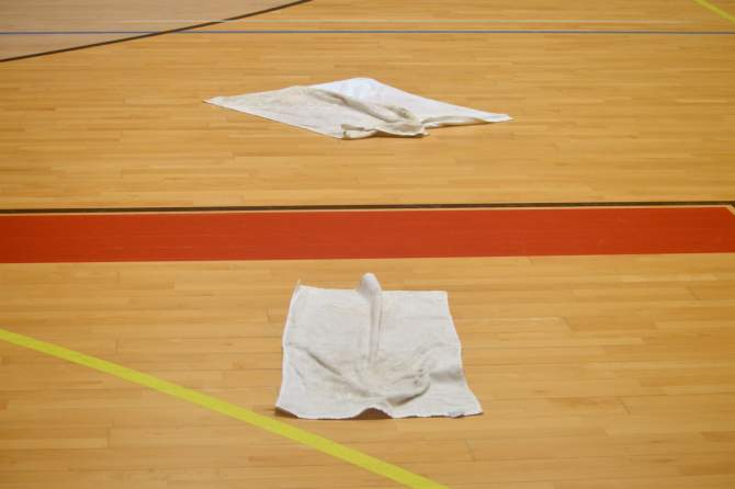 Toallas en la cancha del Rita Hern&aacute;ndez por las goteras (Foto: Juan Antonio Hern&aacute;ndez)