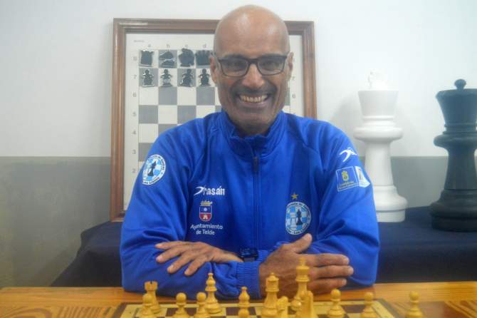 Antonio Araña, dispuesto para comenzar una partida de ajedrez (Foto: Juan Antonio Hernández)