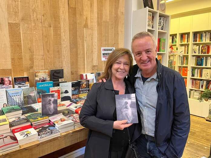 Mapi Sagaseta y Carlos Hipólito con el libro. Mapi Sagaseta y Carlos Hipólito con el libro.