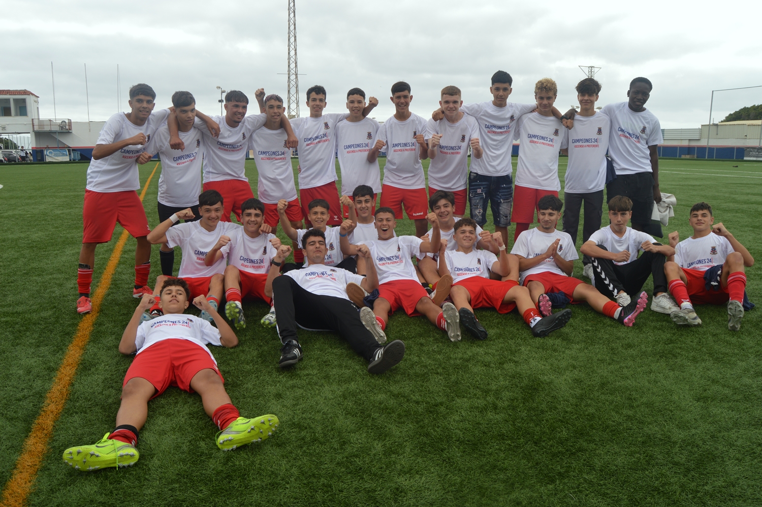 Los jugadores de la UD Telde celebran el ascenso a Cadete Preferente (Foto: Juan Antonio Hernández) Los jugadores de la UD Telde celebran el ascenso a Cadete Preferente (Foto: Juan Antonio Hernández)