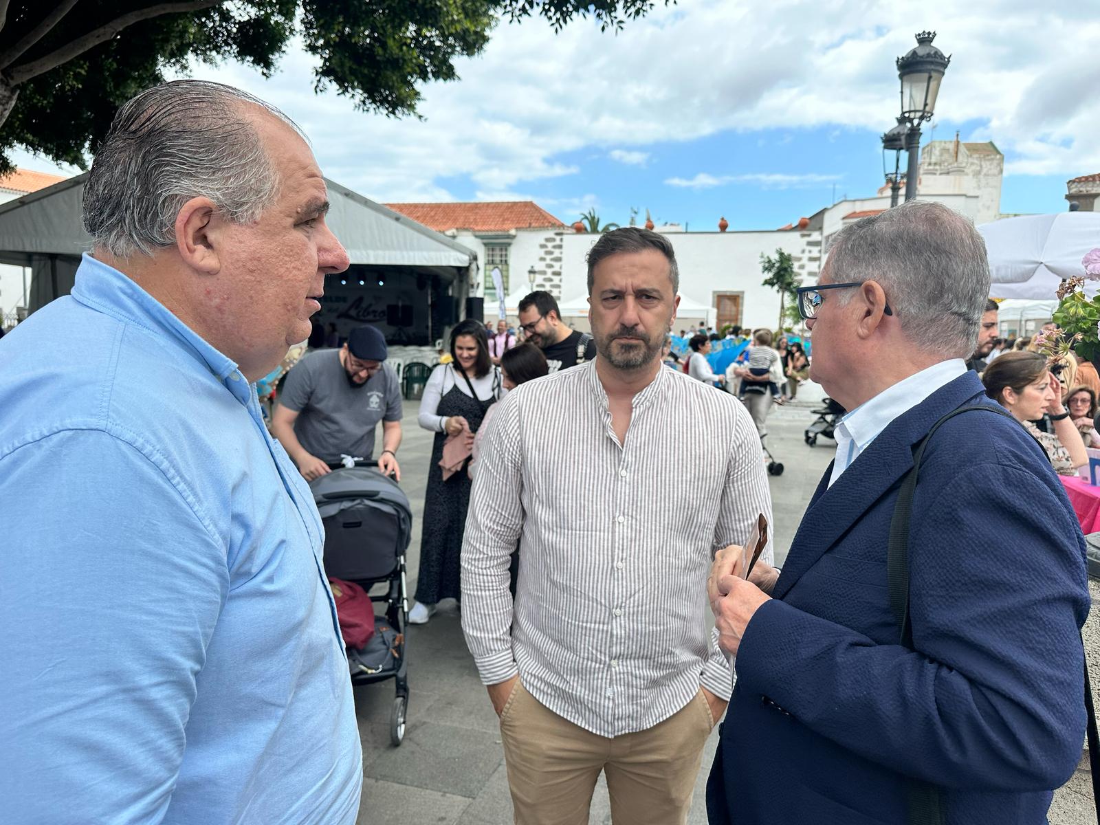 El alcalde de Telde (C) con el cronista de la ciudad y el concejal Juan Martes hoy por la mañana en la Feria del Libro de Telde/TA.