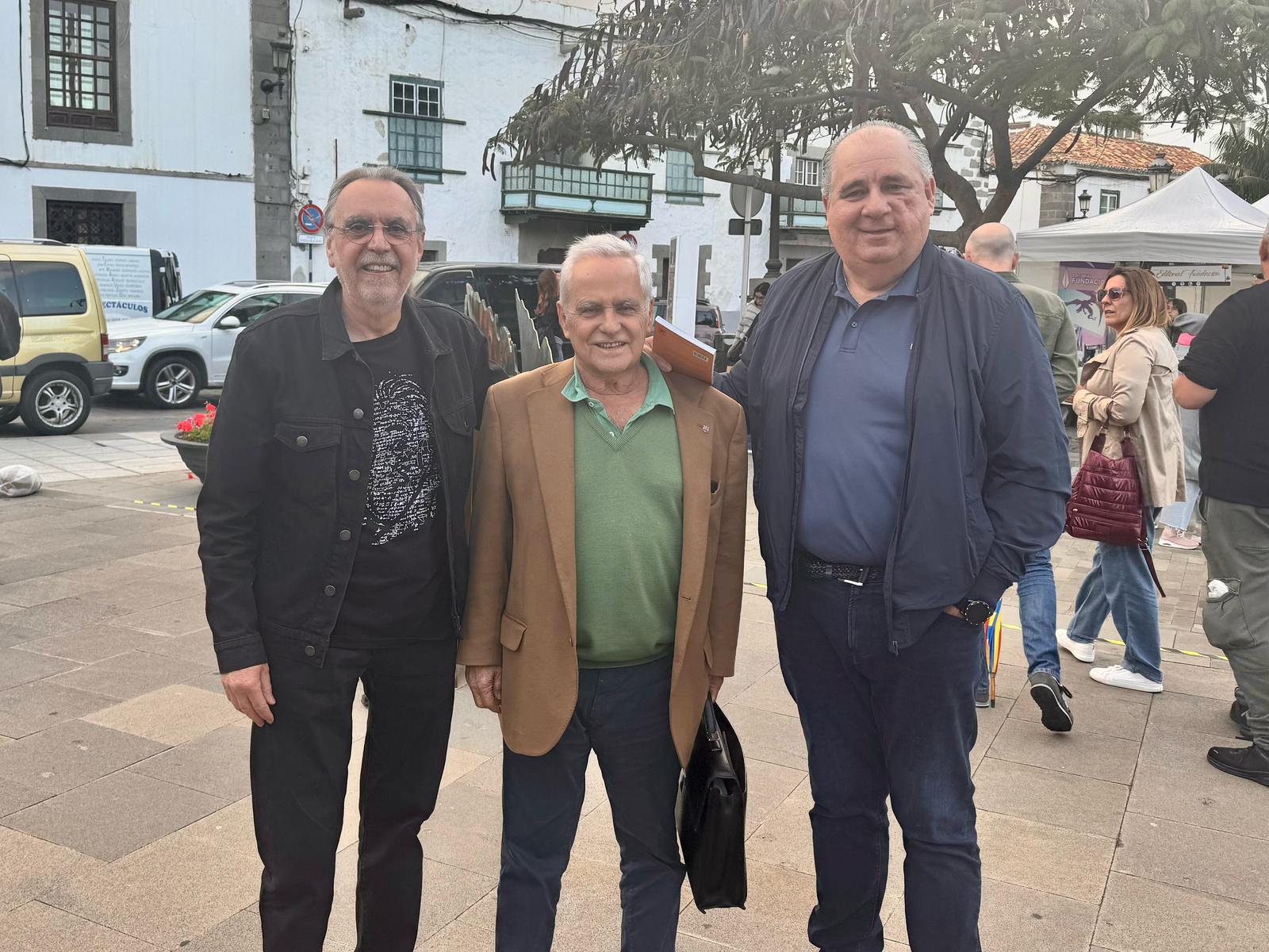 El escritor y periodista Juan Cruz (C), esta tarde en la Feria del Libro de Telde, junto al también periodista Diego Talavera y el concejal Juan Martel/TA.