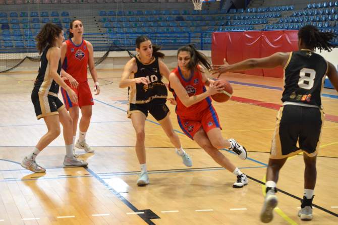 Cynthia Rodr&iacute;guez penetra por la izquierda para anotar la primera canasta del partido (Foto: Juan Antonio Hern&aacute;ndez)
