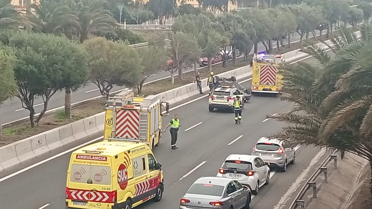 Vuelca un veh&iacute;culo en la GC-1 a la altura del Aeropuerto