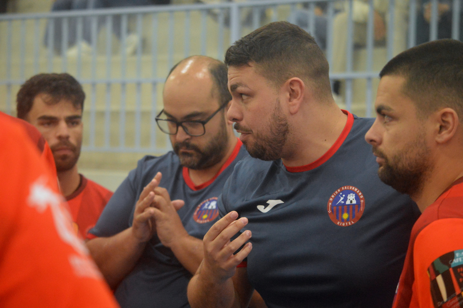 Kevin Armas, en primer plano, en un partido del UB Ciutel (Foto: Juan Antonio Hern&aacute;ndez)