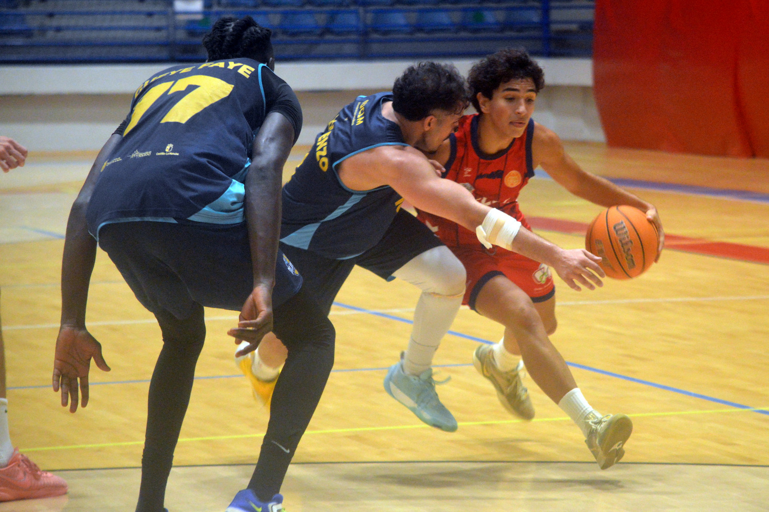 Alejandro Santana busca se juega el uno contra dos con V&iacute;ctor Pascual y Bassirou Gueye (Foto: Juan Antonio Hern&aacute;ndez)