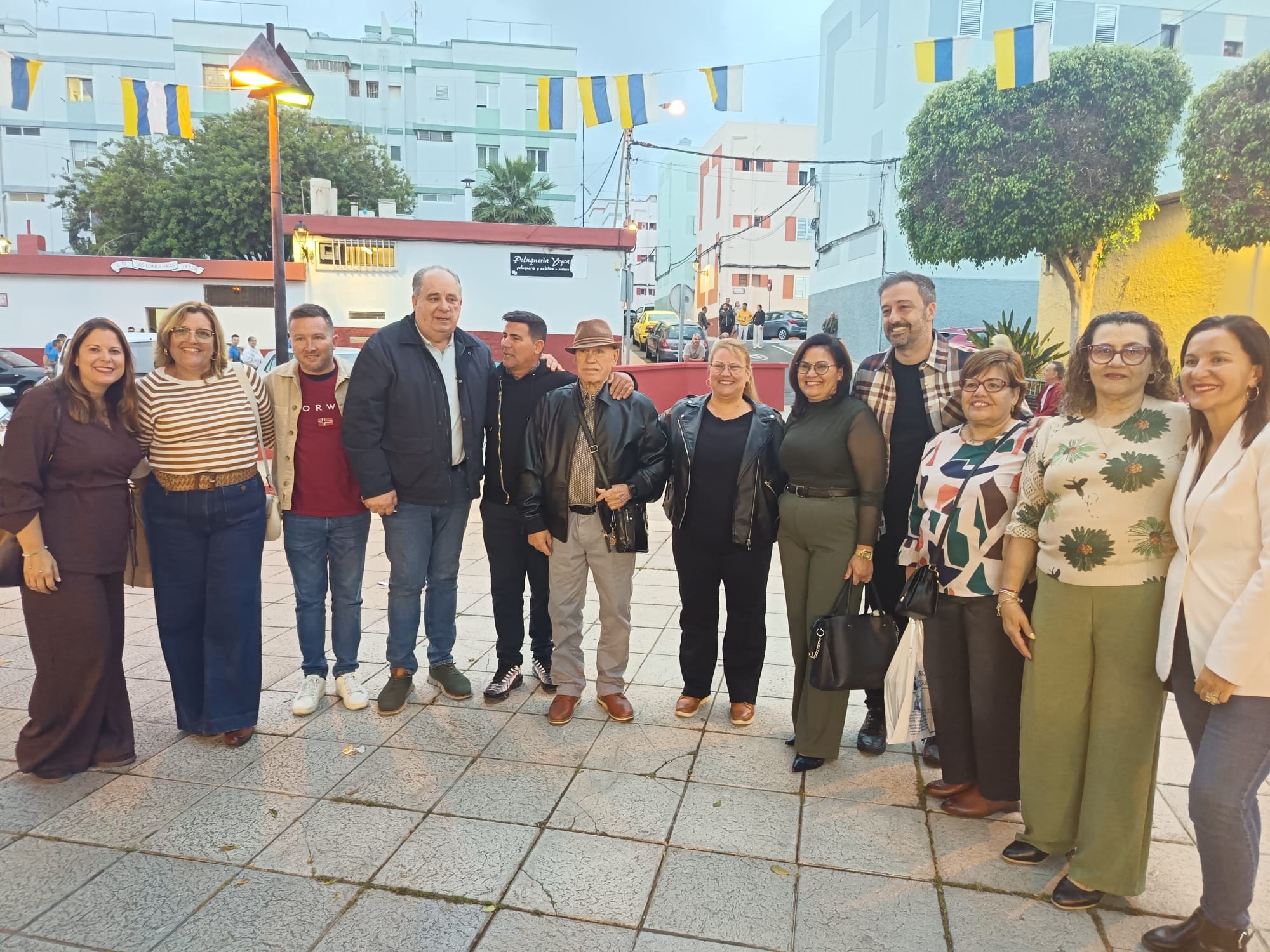 El pregonero, arropado por vecinos, amigos y autoridades locales/TA.