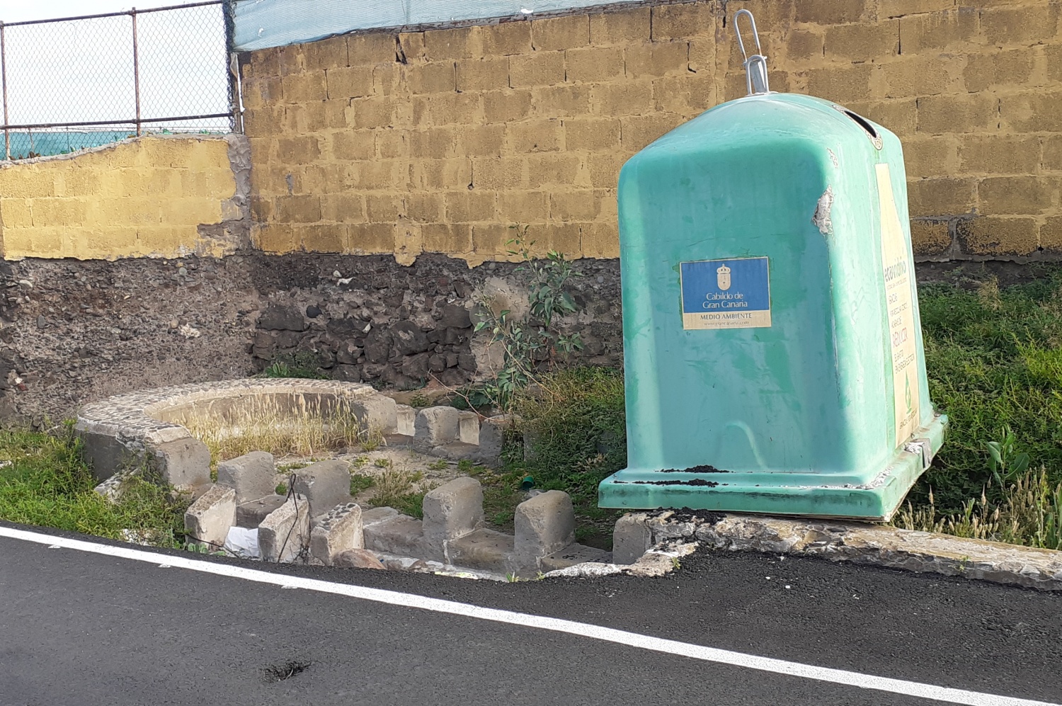 Imagen del contenedor de vidrio encima de la canalizaci&oacute;n (Fotos cedidas)