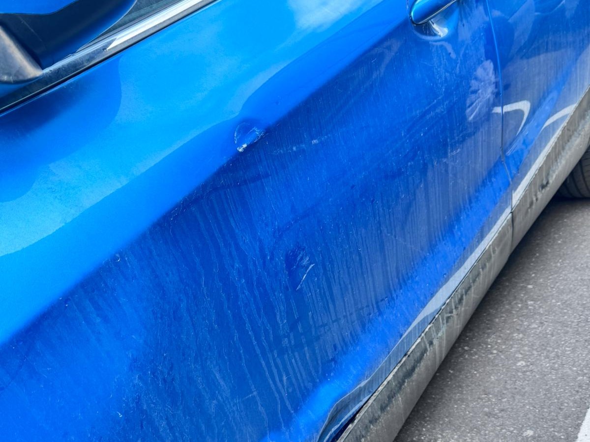 Solicitan ayuda para identificar al autor de un golpe a un vehículo en Clavellinas