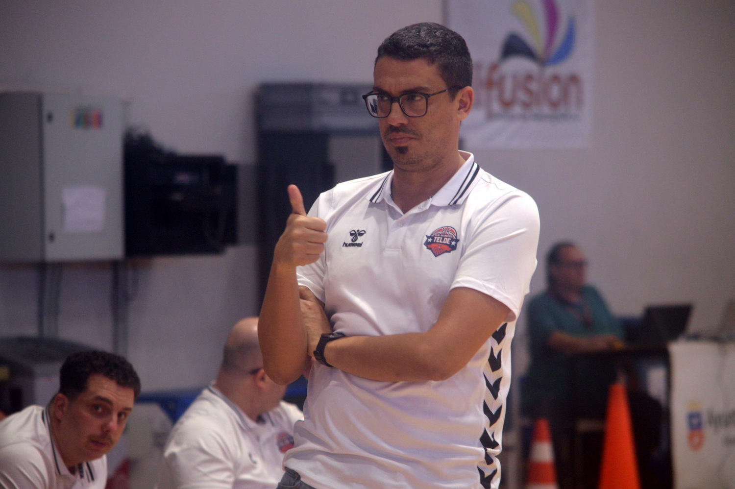 Tony Esparrag&oacute;n, entrenador del CB Telde, en los segundos previos al inicio del partido contra el Tres Cantos (Foto: Juan Antonio Hern&aacute;ndez)