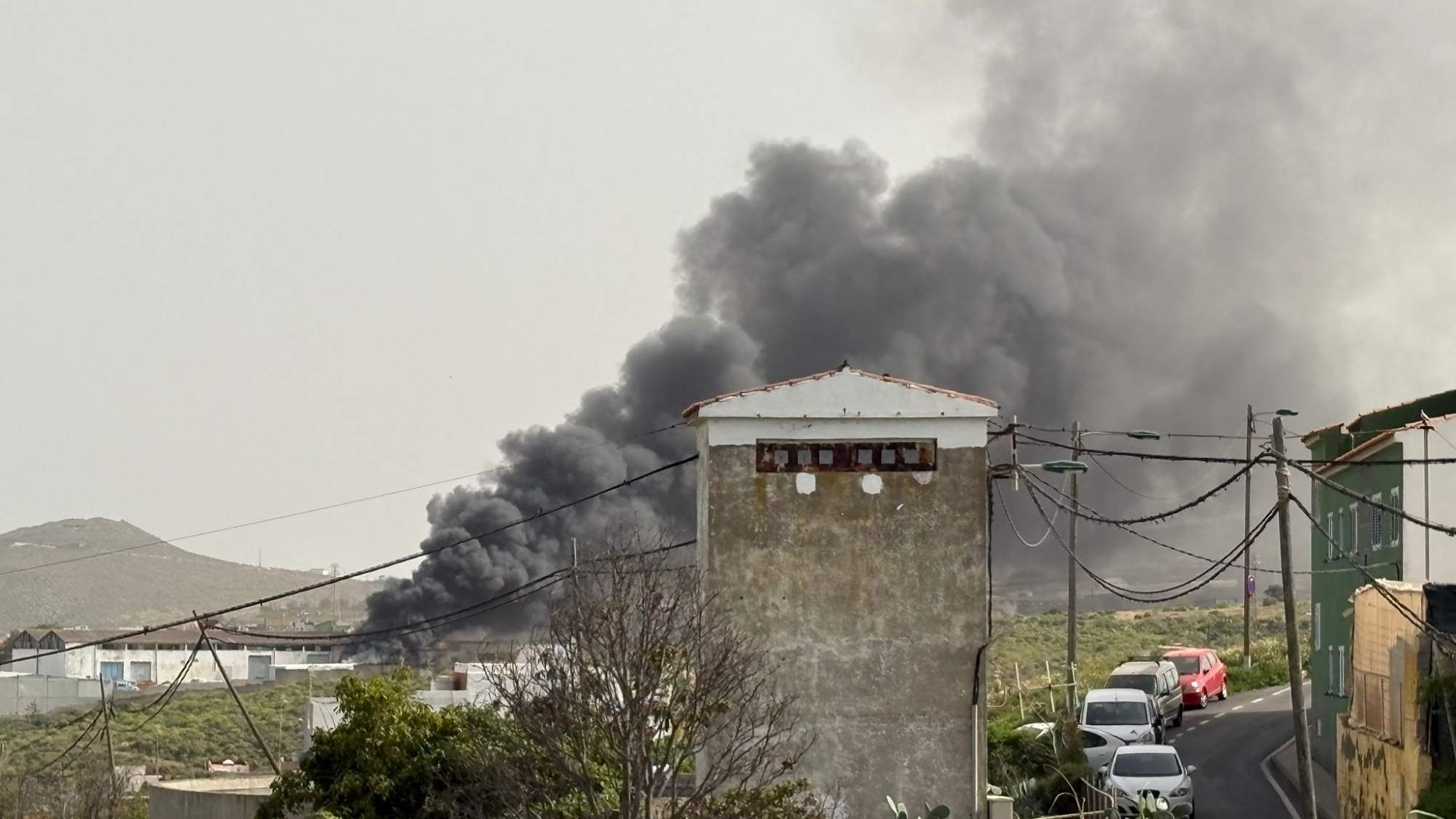 Un incendio en una nave genera alarma en Telde